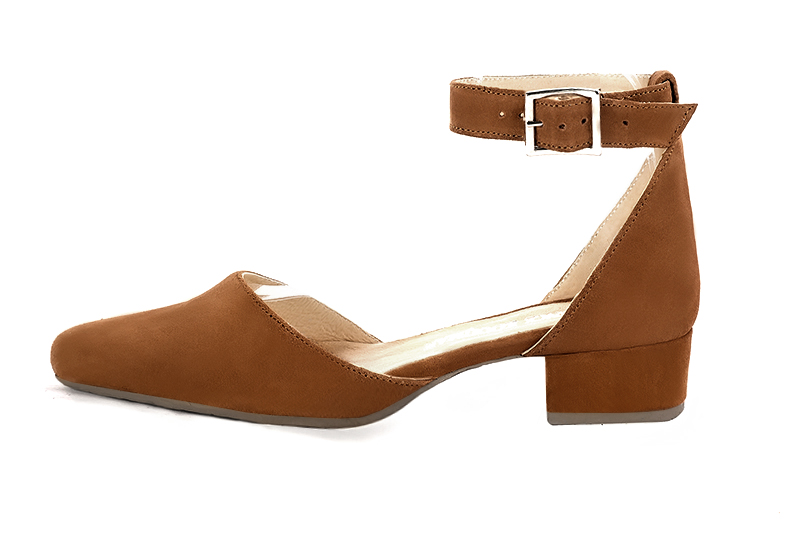 Caramel brown women's open side shoes, with a strap around the ankle. Round toe. Low block heels. Profile view - Florence KOOIJMAN